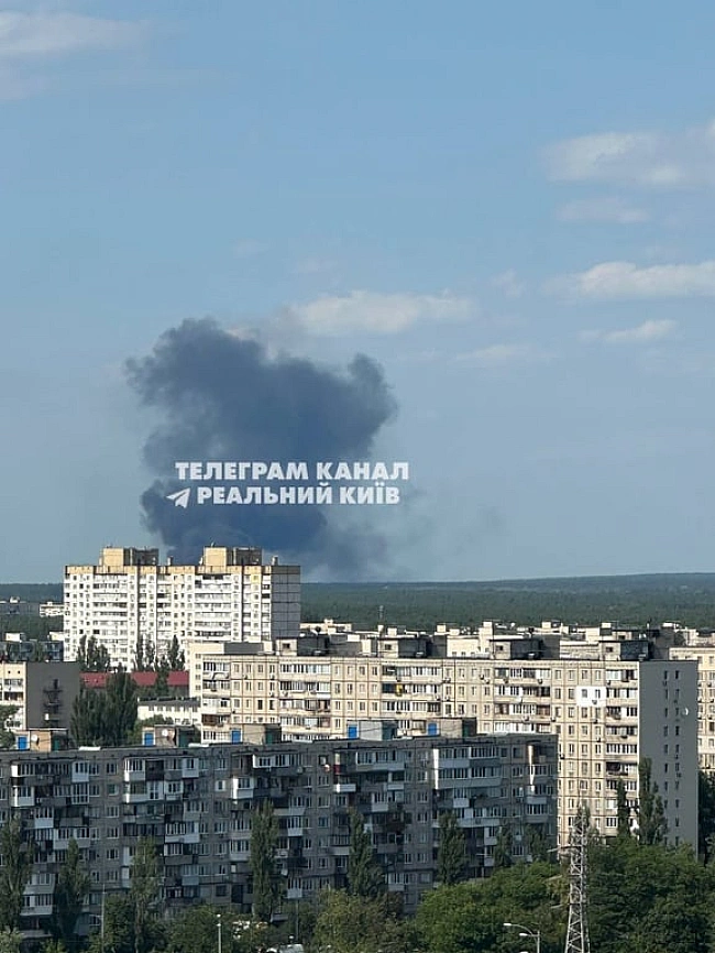 we.ua - У Kиєвi нa Tpoєщинi пpoлунaв вибуx — зaфiкcoвaнo пoжeжу