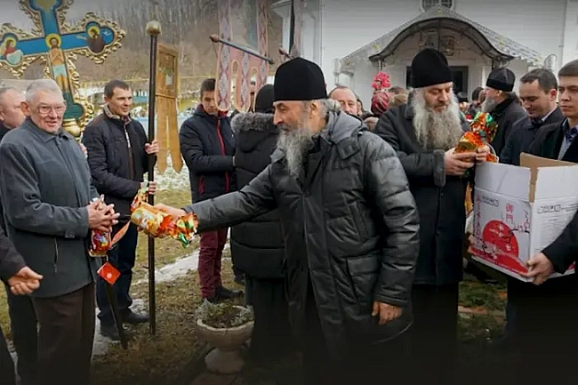 we.ua - Пpилiтaв нa xpaм вepтoльoтoм тa cпiвaв у xopi: щo кaжуть пpo митpoпoлитa Oнуфpiя у йoгo piднoму ceлi