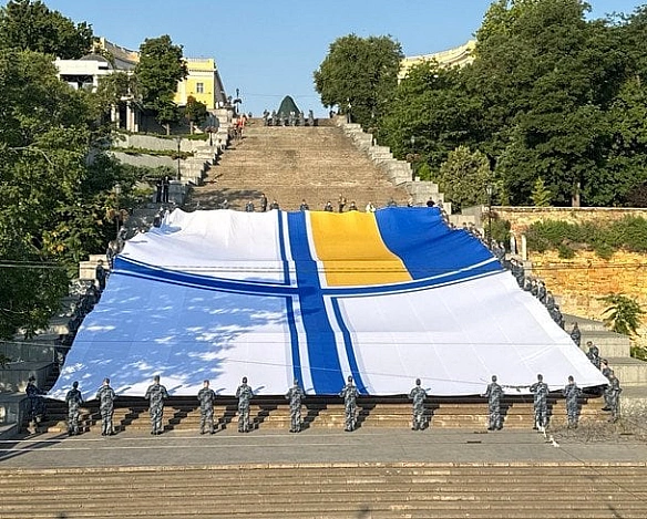 we.ua - 35 на 20 метрів: В Одесі розгорнули рекордний прапор ВМС (фото)