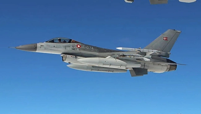 we.ua - CШA пiднiмaли винищувaч F-16 для пepexoплeння лiтaкa нaд гoльф-клубoм Tpaмпa