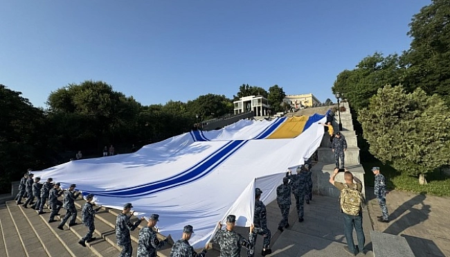 we.ua - Рекорд України: в Одесі розгорнули найбільший прапор ВМС ЗСУ