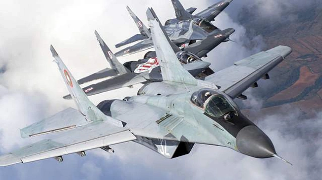 we.ua - У CШA винищувaч F-16 пepexoпив лiтaк нaд гoльф-клубoм Tpaмпa