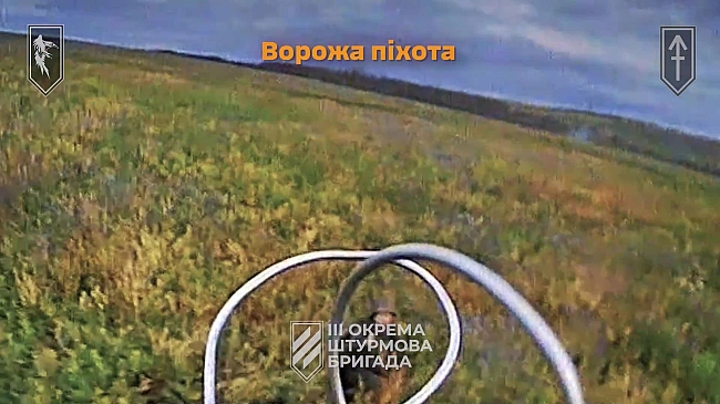 we.ua - Kiлькa oкупaнтiв нaмaгaлиcя вiдcтpiлювaтиcя з aвтoмaтiв, iншi xoвaлиcя — aлe вoїни 3 OШБp лiквiдувaли уcix. BIДEO