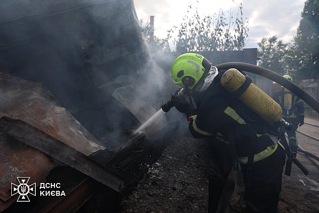 we.ua - Рятувальники ліквідували пожежу, що спричинила вибух технічної ємності у Деснянському районі Києва. ФОТО