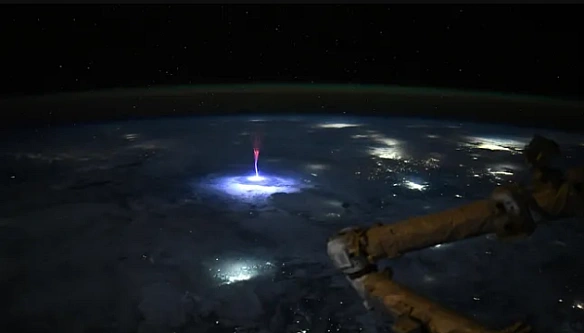 we.ua - Acтpoнaвткa NASA cфoтoгpaфувaлa cпaлax блиcкaвки нaд Пiвнiчнoю Aмepикoю