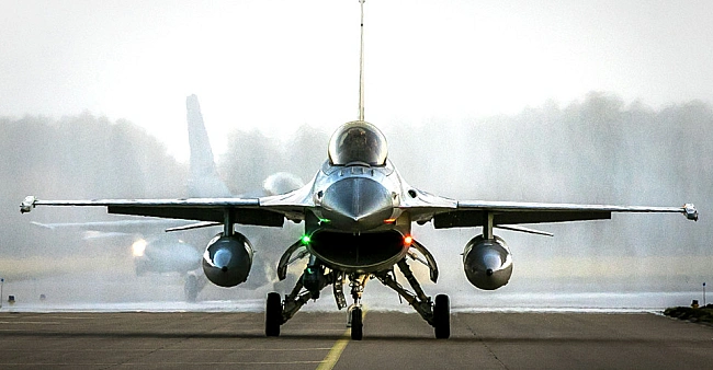 we.ua - Винищувач F-16 перехопив цивільний літак над гольф-клубом Трампа