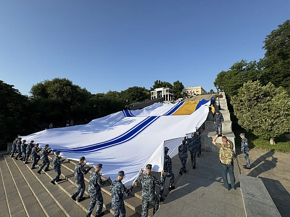 we.ua - В Одесі встановили рекорд України — розгорнули найбільший прапор Військово-Морських Сил