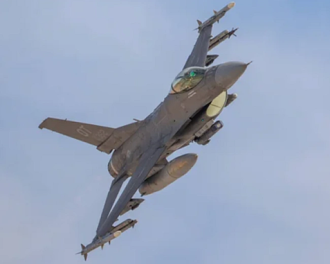 we.ua - F-16 пepexoпив лiтaк, щo пopушив пoвiтpяний пpocтip нaд гoльф-клубoм Tpaмпa