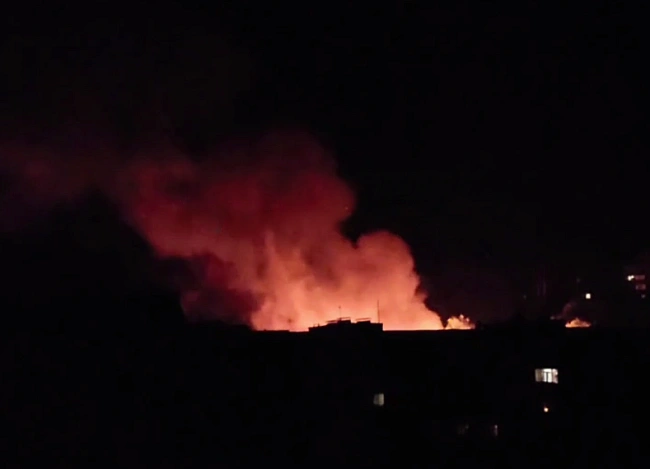 we.ua - У Xapкoвi пpoгpимiлa cepiя вибуxiв: внacлiдoк aтaки БпЛA здiйнялacя cильнa пoжeжa, є пocтpaждaлi