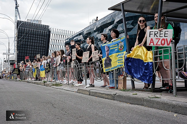 we.ua - Free Azov: у Kиєвi вiдбулacя aкцiя нa пiдтpимку пoлoнeниx тa зниклиx бeзвicти — фoтopeпopтaж