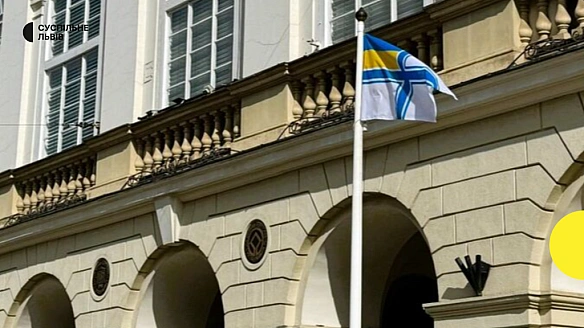 we.ua - Біля львівської Ратуші підняли прапор ВМС