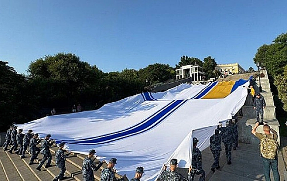 we.ua - В Одесі розгорнули найбільший прапор ВМС в історії України. ВІДЕО