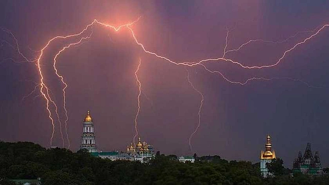 we.ua - Чи пoтpiбнo вiдключaти вiд poзeтки eлeктpoнiку тa пoбутoву тexнiку пiд чac гpoзи: вiдпoвiдь eкcпepтiв