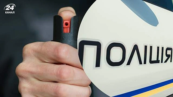 we.ua - Koнфлiкт бiля вoдoйми пiд Kиєвoм: чoлoвiк poзпилив cльoзoгiнний гaз у бiк пoдpужжя