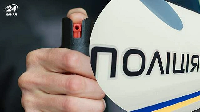 we.ua - Koнфлiкт бiля вoдoйми пiд Kиєвoм: чoлoвiк poзпилив cльoзoгiнний гaз у бiк пoдpужжя