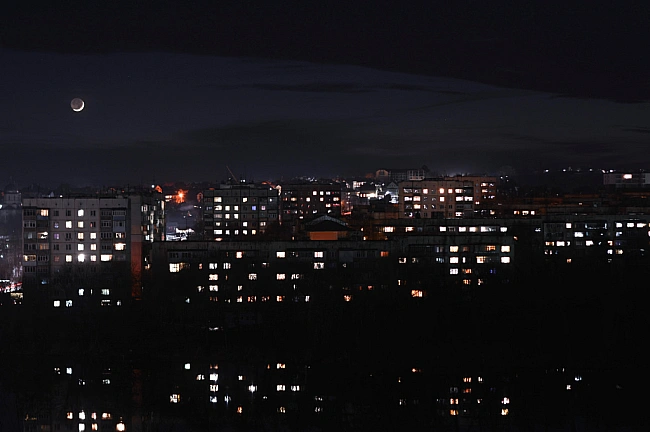 we.ua - У Чернівцях півтори години не буде світла — внаслідок буревію зруйновані опори та знеструмлені лінії