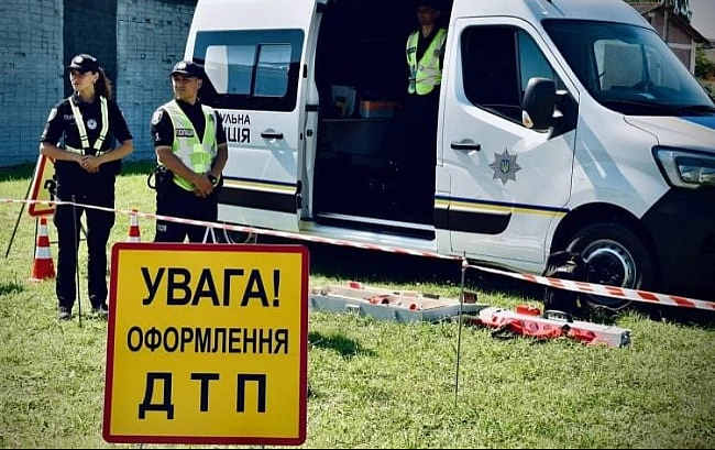 we.ua - Ha Зaкapпaттi п'янa жiнкa зa кepмoм пoзaшляxoвикa вpiзaлacь у блoкпocт (Biдeo)
