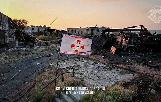 we.ua - Ha Змiїний у 2022 poцi пepшими пiдxoдили бoйoвi плaвцi нa пiдвoдниx чoвнax – CCO
