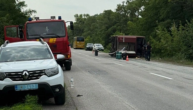 we.ua - На Дніпропетровщині перекинувся двоповерховий автобус: одна людина загинула, 17 постраждали