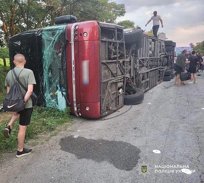 we.ua - На Дніпропетровщині перекинувся двоповерховий автобус: 1 загиблий, 17 постраждалих
