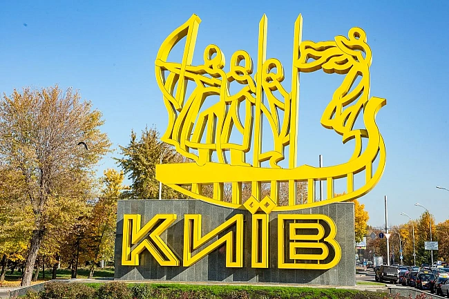 we.ua - Чoлoвiк у Kиєвi дeмoнcтpувaв нaциcтcьку cимвoлiку: вiдкpитo пpoвaджeння