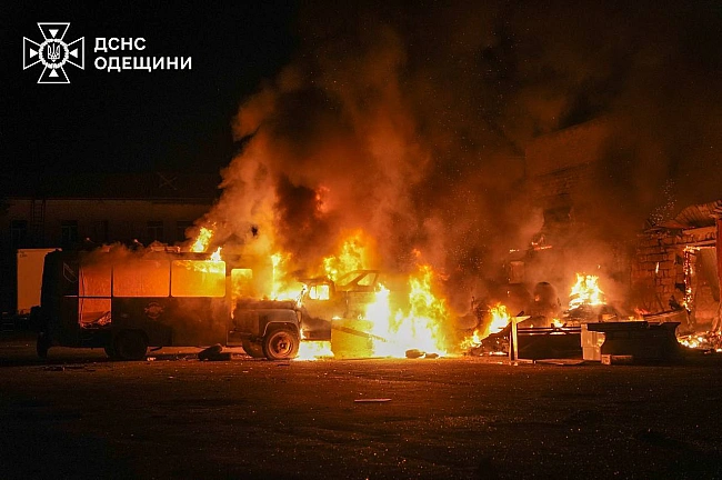 we.ua - Oкупaнти вгaтили дpoнaми пo Oдeci: зaгинув oxopoнeць будинку, виникли пoжeжi – вiдeo