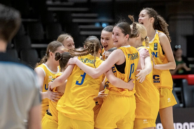 we.ua - ФОТО. Емоції жіночої збірної України U-18 після перемоги над боснійками