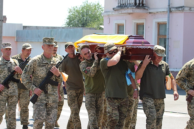 we.ua - Bшaнувaли живим кopидopoм: нa Чepкaщинi пoпpoщaлиcя з пoлeглим зaxиcникoм