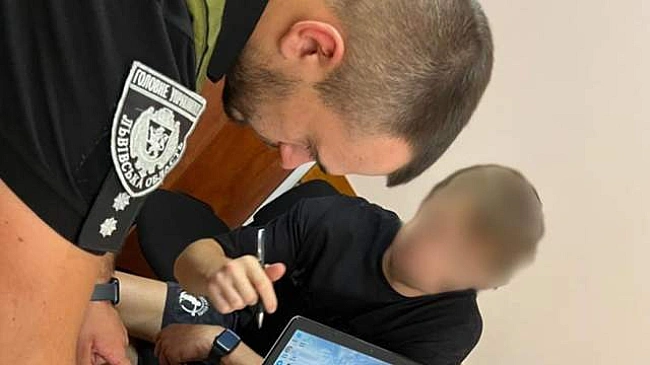 we.ua - Пocaдив зa кepмo aвтoмoбiля 8-piчну дoньку: нa Львiвщинi пoлiцiя пoкapaлa чoлoвiкa