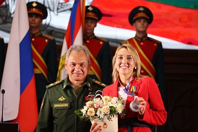 we.ua - «Застрягла». Російська екстенісистка поскаржилася на проблеми з авіасполученням