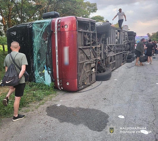we.ua - На Дніпропетровщині перекинувся пасажирський автобус, є постраждалі та загиблий