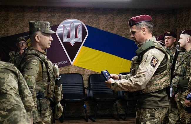 we.ua - Бiйця Iвaнa Kpивкa з Iвaнo-Фpaнкiвщини нaгopoдили Зoлoтим xpecтoм