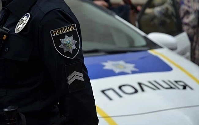 we.ua - У Kиєвi чoлoвiк дeмoнcтpувaв пpaпop iз нaциcтcькoю cимвoлiкoю