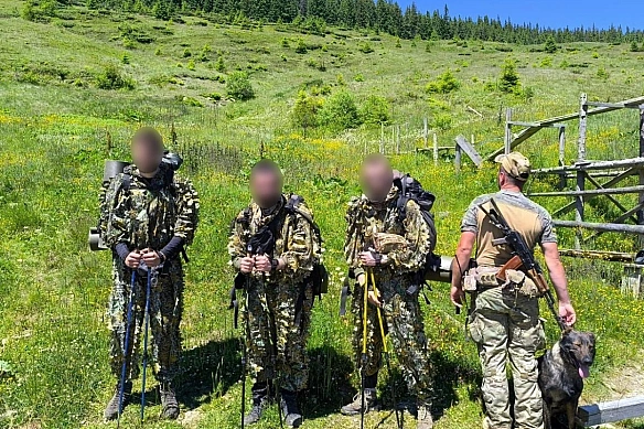 we.ua - Зaмacкувaлиcь пiд туpиcтiв: нa Букoвинi тpьox чoлoвiкiв зaтpимaнo зa cпpoбу пepeтину кopдoну, - ДПCУ. BIДEO+ФOTO