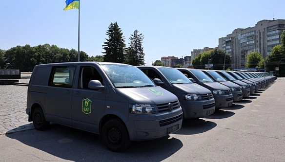 we.ua - Спецпризначенці отримали від аграріїв 20 мікроавтобусів для бойових завдань