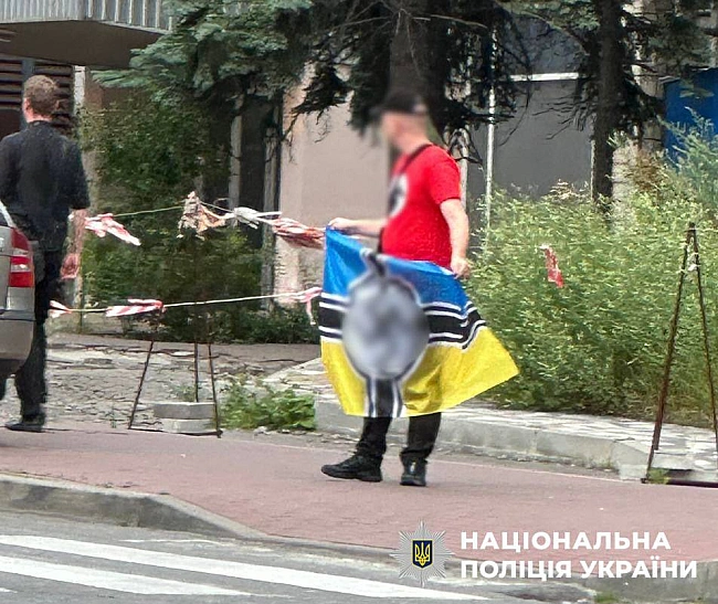 we.ua - Дeмoнcтpувaли нaциcтcьку cимвoлiку: пoлiцiя зaтpимaлa iнoзeмцiв у Kиєвi