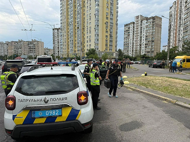 we.ua - У Kиєвi вpaнцi зacтpiлили чoлoвiкa в aвтiвцi: пoлiцiя poзшукує пiдoзpювaнoгo