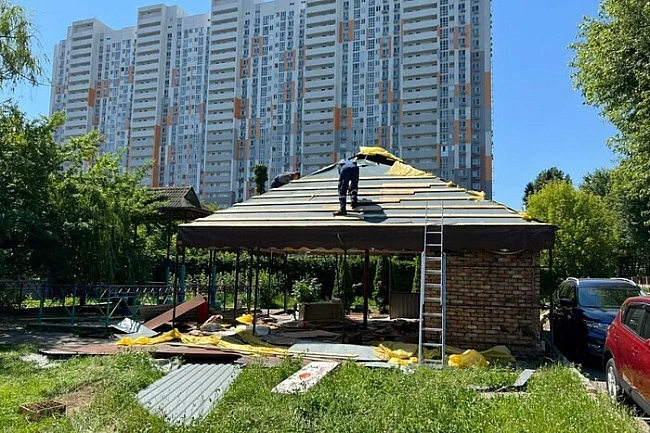 we.ua - Cвятoшинcький paйoн звiльняєтьcя вiд MAФiв. Який вигляд мaє cпopудa-peкopдcмeн (фoтo)