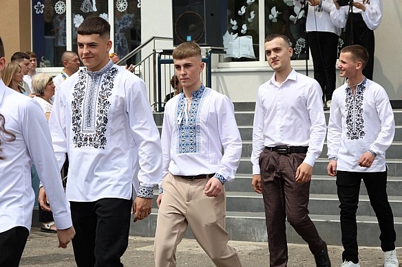 we.ua - Це сумна статистика: 11-класники закінчують українські школи дистанційно, щоб виїхати за кордон