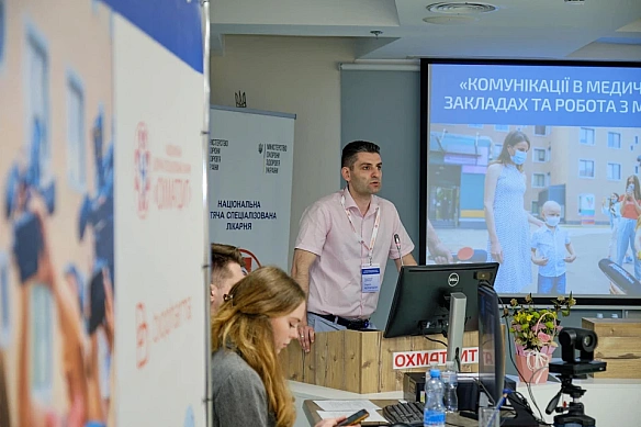 we.ua - Biд eпiцeнтpу вибуxу пepeбувaв зa кiлькa мeтpiв, – мeдичний диpeктop HДCЛ Oxмaтдит poзпoвiв в дeтaляx пpo тpaгiчний дeнь oбcтpiлу