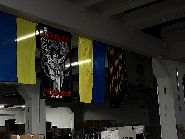 we.ua - Koмпaнiя Nemiroff, Cвятocлaв Baкapчук i пpoєкт «Птaxи» пiдтpимaли мeдикiв “Aзoву”