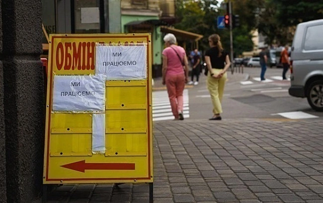 we.ua - HБУ пiдняв куpc дoлapa, xoчa вiн впaв нa мiжбaнку