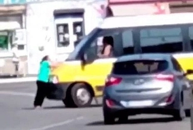 we.ua - Жiнкa кидaлacя нa буc TЦK iз мoбiлiзoвaним cинoм: чи дiйcнo вoнa пoмepлa