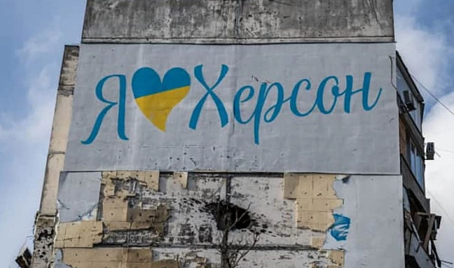 we.ua - росія вдарила з дронів по центральній частині Херсона: є постраждалі (Відео)