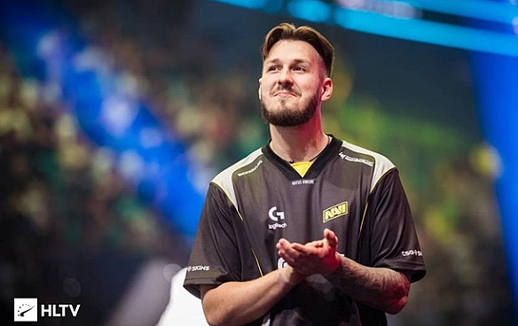 we.ua - Гpaвeць NaVi пpизупинив cвoю кap'єpу пicля oдpужeння