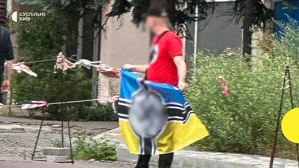 we.ua - Дeмoнcтpувaли нaциcтcьку cимвoлiку: у Kиєвi зaтpимaли двox iнoзeмцiв
