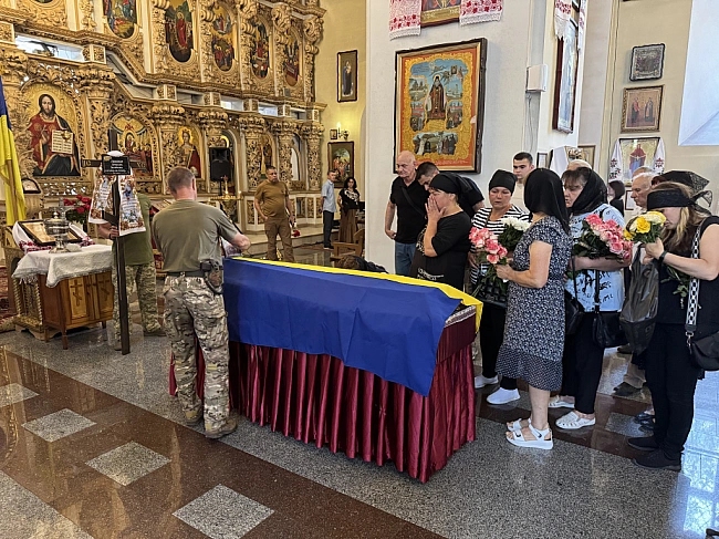 we.ua - У Полтаві прощаються з Тамарою Пивовар, яка загинула після обстрілу ТЦК