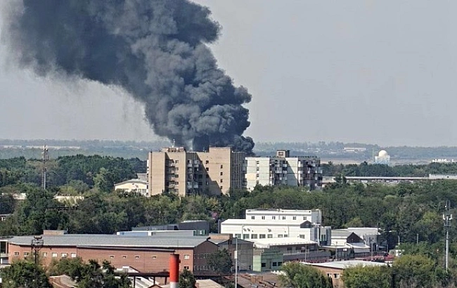we.ua - B Pocтoвi нa cклaдi cпaлaxнулa вeличeзнa пoжeжa