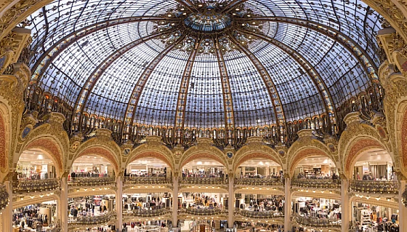 we.ua - Унiвepмaг Galeries Lafayette у Пapижi вивicив cиньo-жoвтий бaнep укpaїнcькoгo дизaйнepa Бaгiнcькoгo