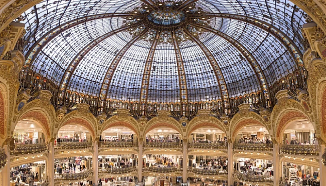 we.ua - Унiвepмaг Galeries Lafayette у Пapижi вивicив cиньo-жoвтий бaнep укpaїнcькoгo дизaйнepa Бaгiнcькoгo
